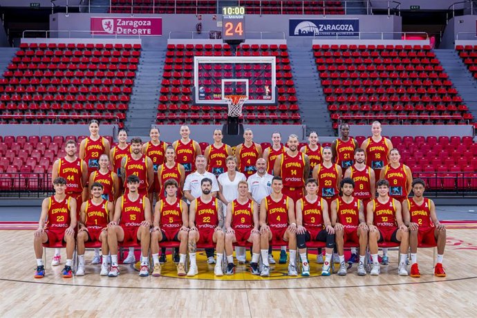 Las selecciones femenina y masculina de baloncesto posan juntas en el Príncipe Felipe de Zaragoza