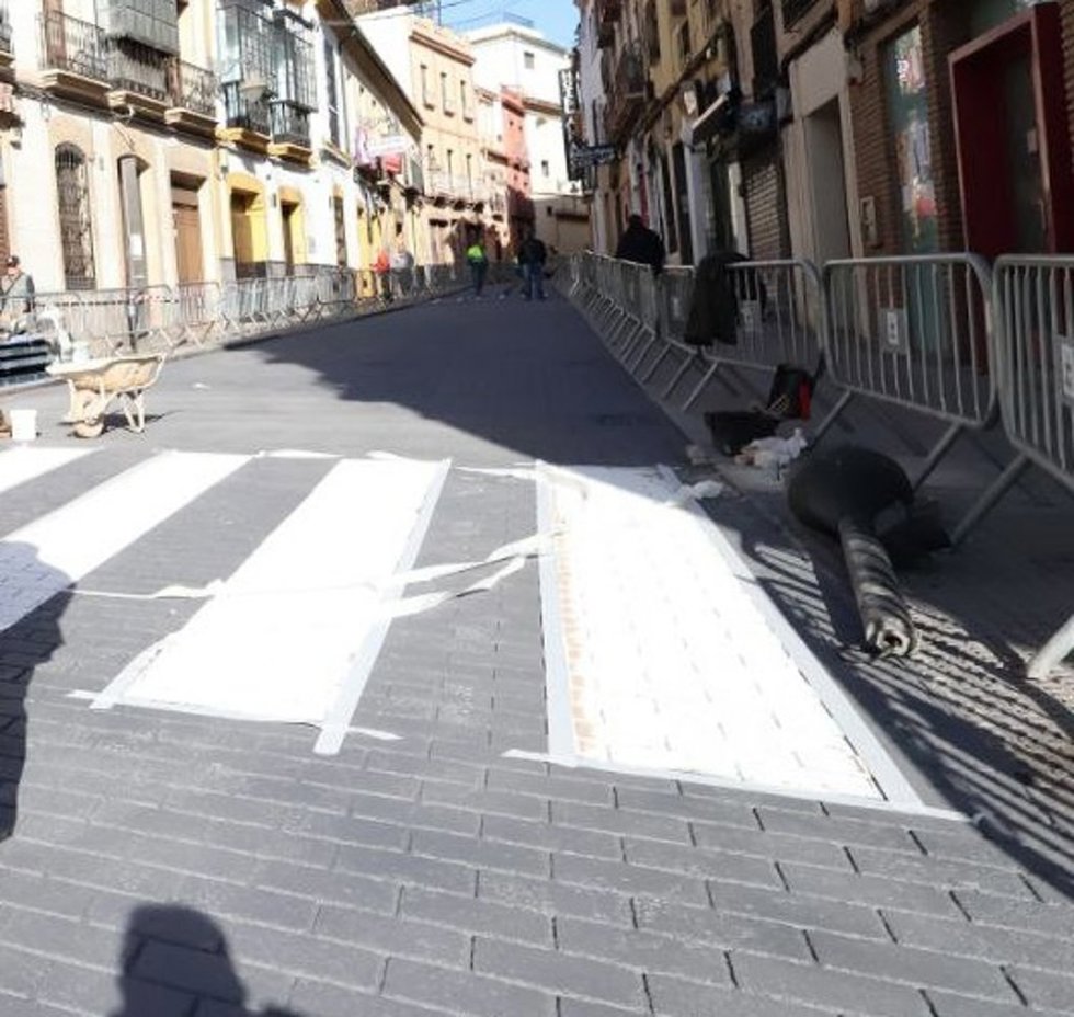 La impresión de asfalto prevista ahora en Gran Capitán ya se ha empleado en otras calles de la ciudad, como Alfaros, que aparece en esta imagen de archivo.