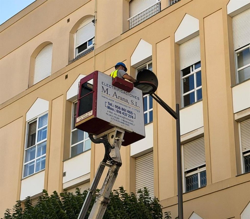 Un operario municipal en los trabajos de renovación de la iluminación de la avenida del Ejército, en El Puerto de Santa María (Cádiz)
