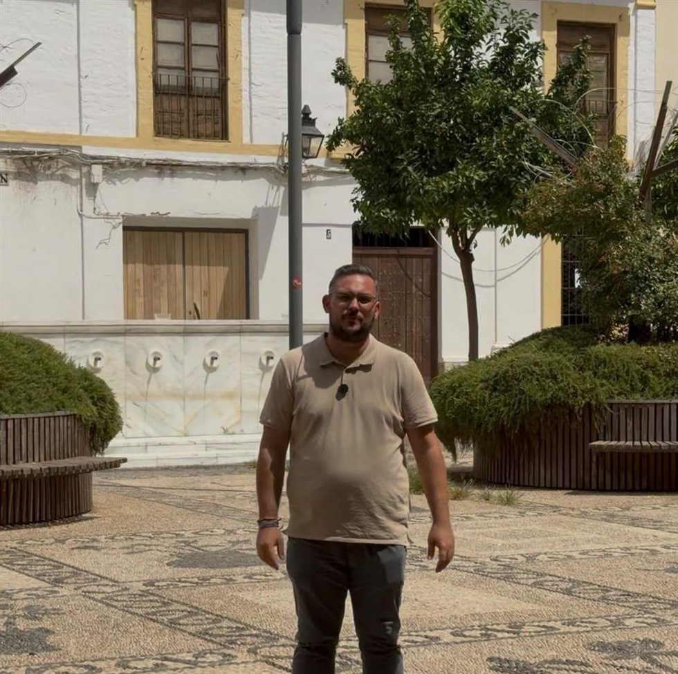Iván Fernández ante el edificio de San Agustín, 5.