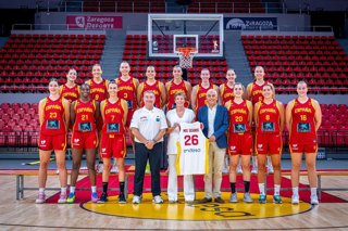 La presidenta de la Federación Española de Baloncesto (FEB), Elisa Aguilar, junto al vicepresidente ejecutivo de MSG Seguros, Juan Ignacio Querol, y la selección nacional femenina de baloncesto en el acto institucional.