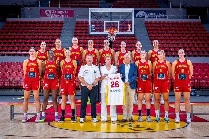 La presidenta de la Federación Española de Baloncesto (FEB), Elisa Aguilar, junto al vicepresidente ejecutivo de MSG Seguros, Juan Ignacio Querol, y la selección nacional femenina de baloncesto en el acto institucional.