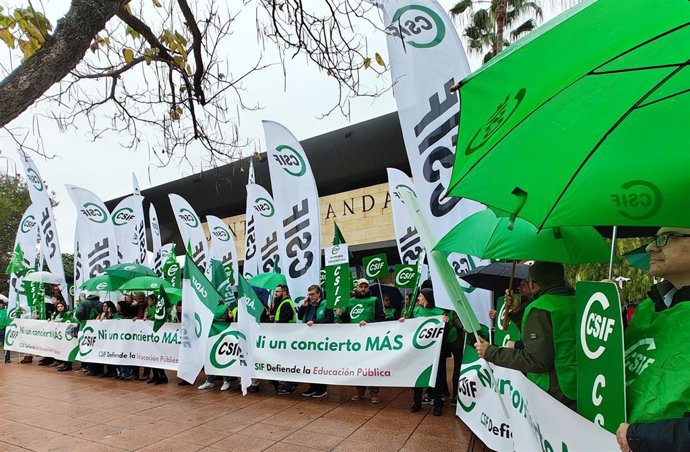 Archivo - CSIF protesta en Sevilla contra la "amenaza que se cierne sobre la enseñanza pública" por el impulso de la Junta a los conciertos (imagen de archivo). 