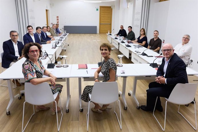 Imagen de la reunión entre la presidenta de Navarra, María Chivite, y representantes del sector del automóvil en la Comunidad foral