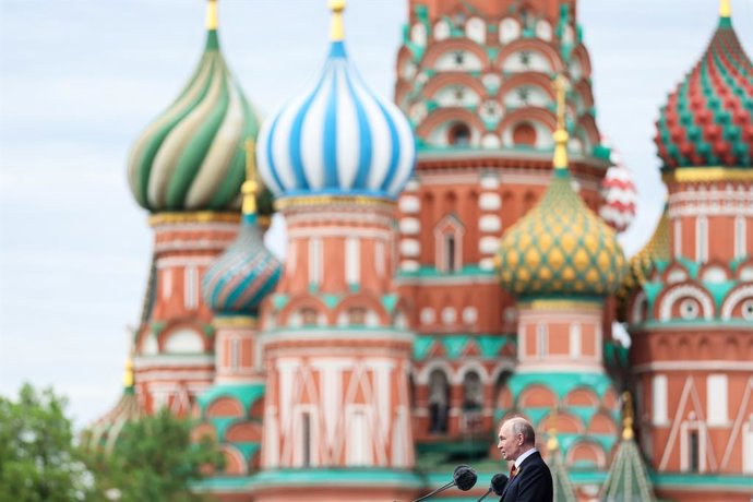 Archivo - Arquivo - RÚSSIA, MOSCOU - 9 DE MAIO DE 2026: Vladimir Putin, presidente da Rússia, discursa durante um desfile militar na Praça Vermelha no Dia da Vitória, para marcar os 81 anos da vitória da União Soviética sobre a Alemanha nazista na Grande 