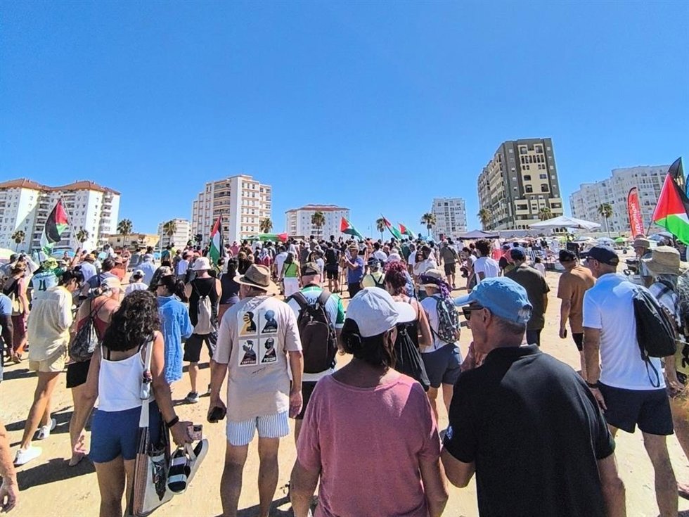 Asistentes de la primera marcha por Palestina de la Plataforma Puerto Real con Palestina.