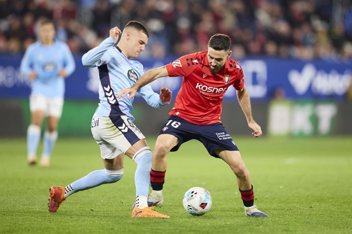 Archivo - Ferran Jutgla of RC Celta de Vigo competes for the ball with Moi Gomez of CA Osasuna during the LaLiga EA Sports match between CA Osasuna and RC Celta de Vigo at El Sadar on October 26, 2025, in Pamplona, Spain.