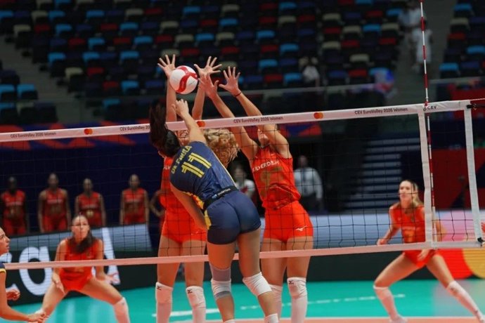 Julia de Paula, durante un partido de la selección española de voleibol.