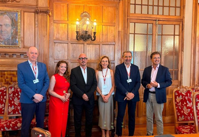El consejero de Sanidad, Jesús Fernández Sanz, durante la celebración de la mesa debate 'Hacia un sistema nacional de salud cohesionado'.