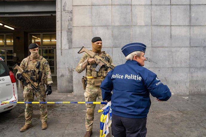 Archivo - Soldados y agentes de Policía, en la estación de tren Gare du Midi-Zuidstation (Bruselas Sur), en Bruselas, donde todo el tráfico ferroviario ha sido suspendido tras el hallazgo de un paquete sospechoso el lunes 4 de mayo de 2026.