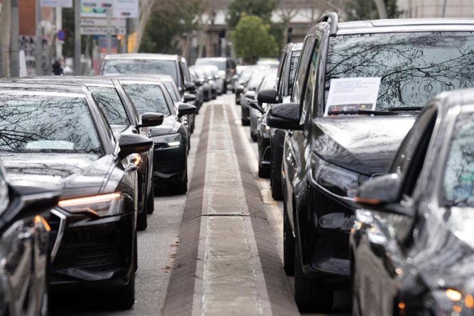 Archivo - Conductores y empresarios de VTC durante la marcha lenta de las VTC de Catalunya en 2025.