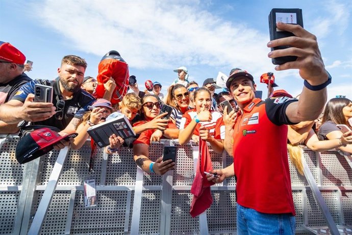 El piloto Marc Márquez en el Pit Lane Walk de Motorland Aragón.
