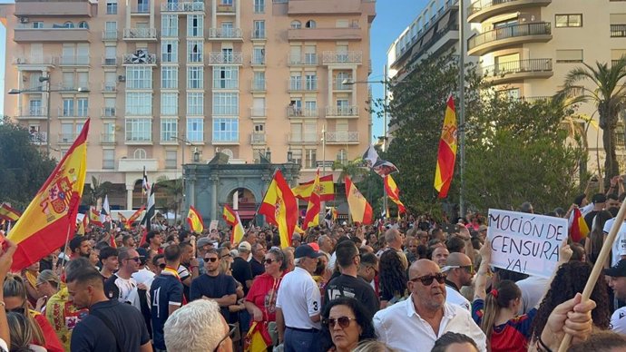 Más de 2.000 ceutíes se han manifestado este miércoles y han llegado hasta la Delegación del Gobierno en protesta ante la "inacción" del Gobierno en la gestión de la crisis migratoria