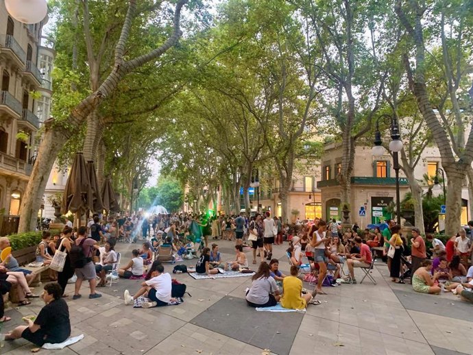 Centenares de personas llenan un Born sin terrazas en el último 'sopar a la fresca' de este verano
