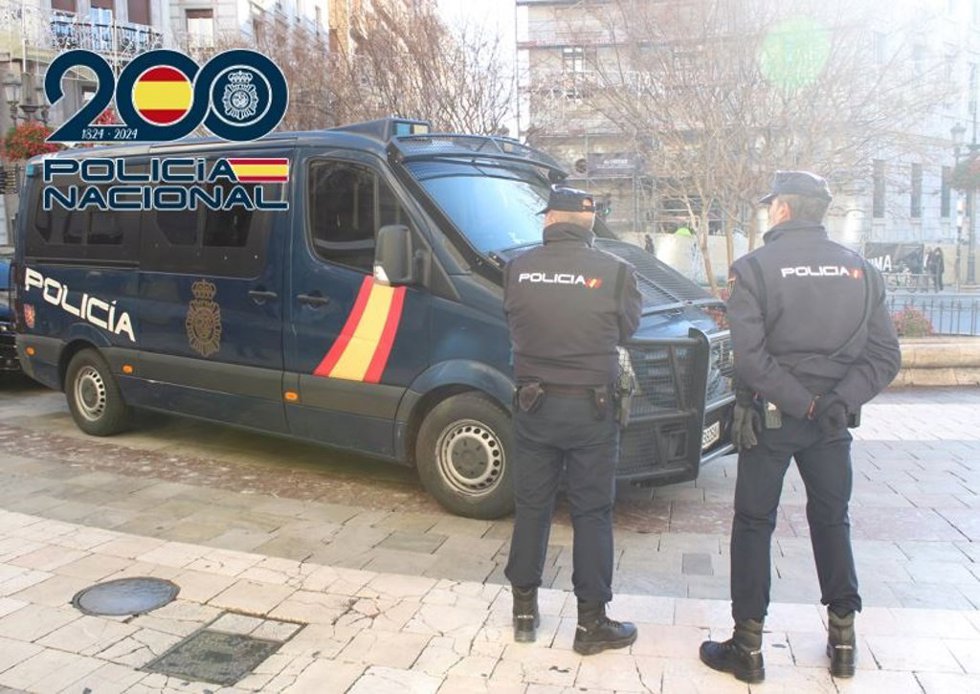 Archivo - Agentes de la Policía Nacional en Córdoba. Archivo.