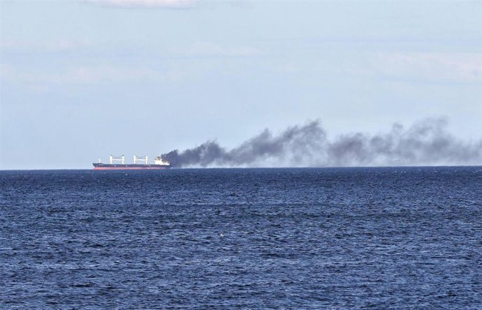 Un buque en llamas en aguas del mar Negro en el marco de la guerra de Ucrania