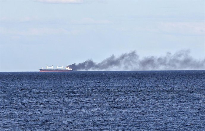 28 de julho de 2026, Região de Odessa, Ucrânia: Fumaça preta se eleva de uma embarcação danificada por um ataque russo no Mar Negro, na região de Odessa, na Ucrânia, em 28 de julho de 2026. O exército russo atacou pela terceira vez um navio civil que arvo
