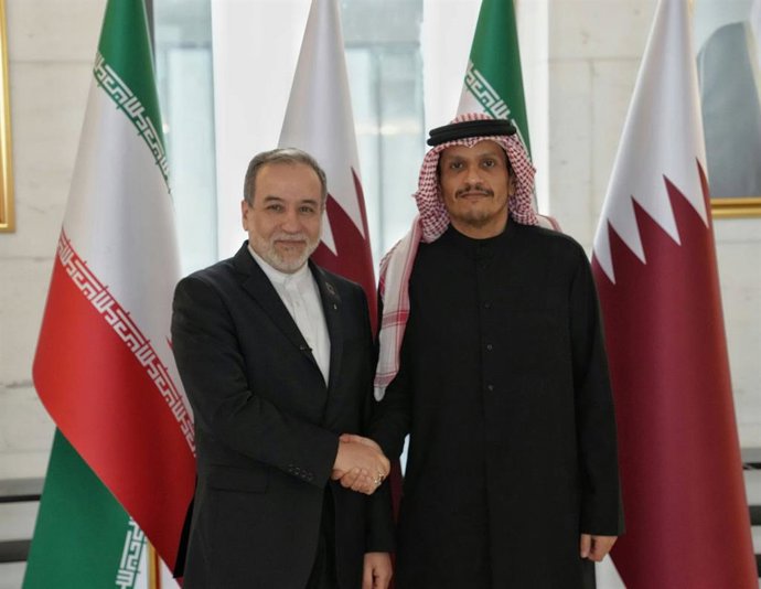 Archivo - Los ministros de Exteriores de Irán y Qatar, Abbas Araqchi y Mohamed bin Abdulrahman al Thani