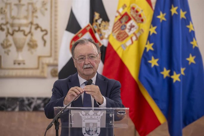 El presidente de Ceuta, Juan Jesús Vivas, atiende a los medios de comunicación, en el Palacio de la Asamblea de Ceuta, a 19 de agosto de 2026, en Ceuta (España). 