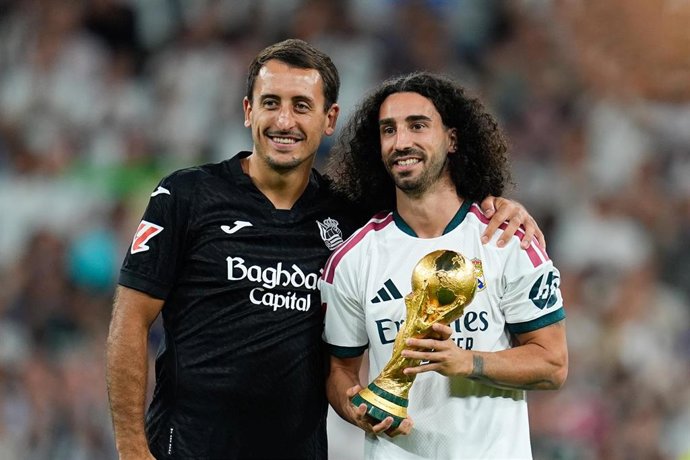 Mikel Oyarzabal, Real Sociedad, y Marc Cucurella, Real Madrid CF, en el homenaje del Santiago Bernabéu como campeones del mundo