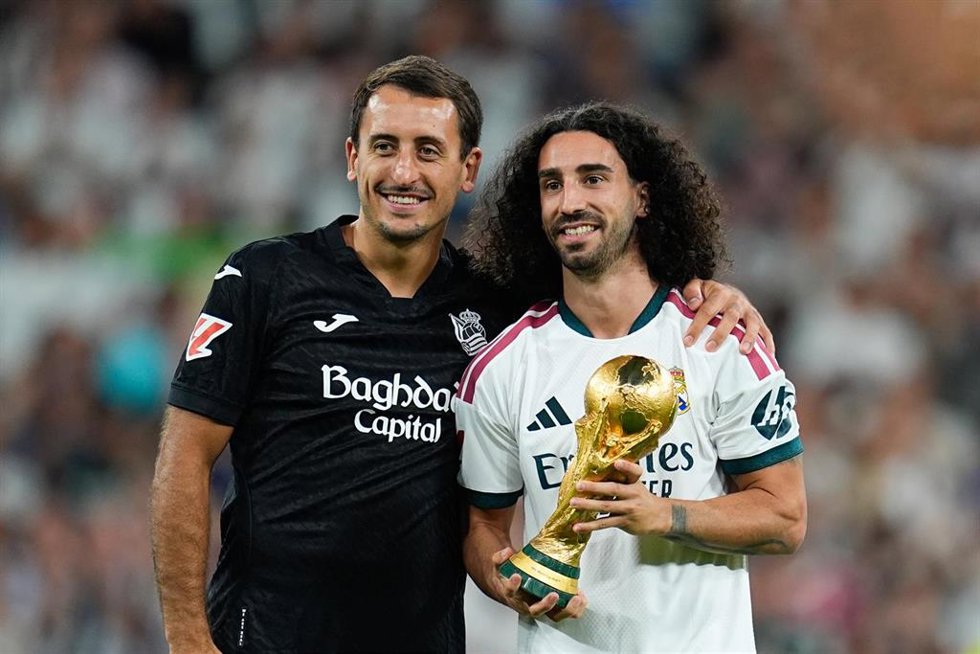 Mikel Oyarzabal, Real Sociedad, y Marc Cucurella, Real Madrid CF, en el homenaje del Santiago Bernabéu como campeones del mundo