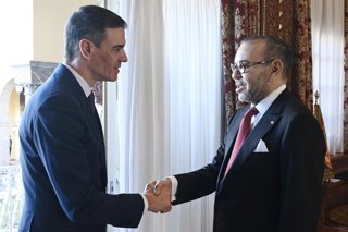 Archivo - El presidente del Gobierno español, Pedro Sánchez (i), y el rey de Marruecos, Mohamed VI (d), se saludan con motivo del primer viaje oficial de Sánchez de esta legislatura a Marruecos, a 21 de febrero de 2024, en Rabat (Marruecos). El viaje de S