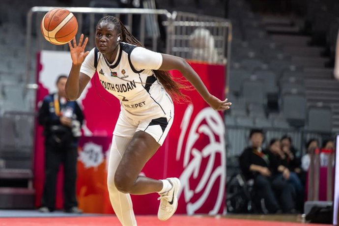 Adut Bulgak, en un partido con la selección sursudanesa de baloncesto.
