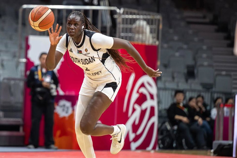 Adut Bulgak, en un partido con la selección sursudanesa de baloncesto.