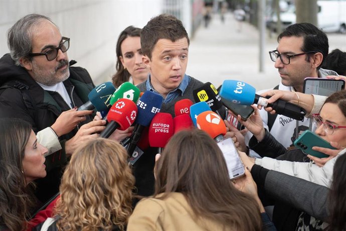 Archivo - El exportavoz de Sumar, Íñigo Errejón, atiende a los medios a su llegada a los juzgados de Plaza de Castilla, a 24 de abril de 2026, en Madrid (España). 