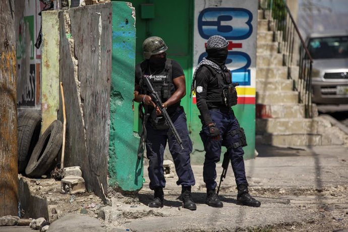 Archivo - Arquivo - 25 de fevereiro de 2025, Haiti, Porto Príncipe: Forças de segurança montam guarda durante mais um ataque de gangues em Porto Príncipe. Foto: Patrice Noel/ZUMA Press Wire/dpa