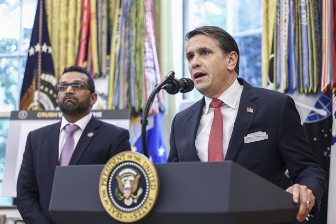 Archivo - October 15, 2025, Washington, District Of Columbia, USA: United States Deputy Attorney General Todd Blanche (R), with Kash Patel, Director, Federal Bureau of Investigation (FBI) (L), delivers remarks during a press conference with US President D