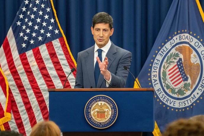 Archivo - Arquivo - WASHINGTON, 17 de junho de 2026  -- O presidente do Federal Reserve dos EUA, Kevin Warsh, participa de uma coletiva de imprensa em Washington, D.C., nos Estados Unidos, em 17 de junho de 2026. O Federal Reserve dos EUA manteve, nesta q