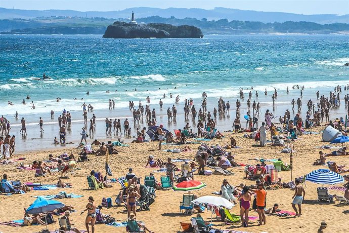 Archivo - Primera playa de El Sardinero, a 10 de agosto de 2025, en Santander, Cantabria (España).