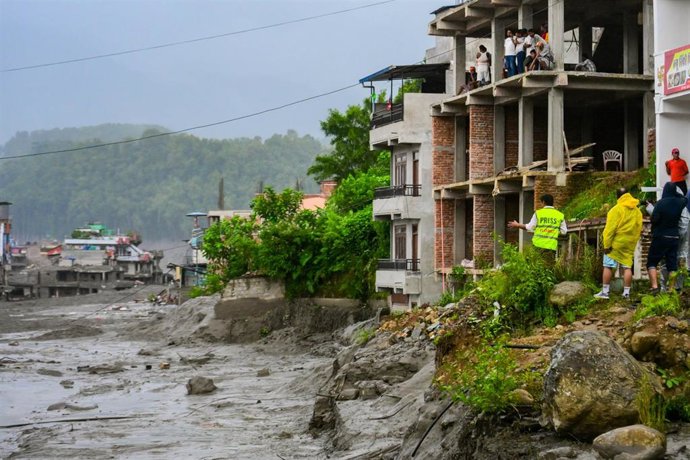 Daños por la inundación y desvale en el río Trishuli en Nuwakot, Nepal, en la frontera con China