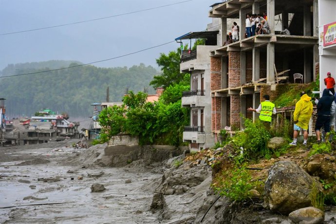 26 de agosto de 2026, Catmandu, Bagmati, Nepal: NUWAKOT, NEPAL – 26 DE AGOSTO: Imagem das consequências das enchentes repentinas e deslizamentos de terra ao longo do rio Trishuli, em Nuwakot, Nepal, em 26 de agosto de 2026. Uma enchente repentina catastró