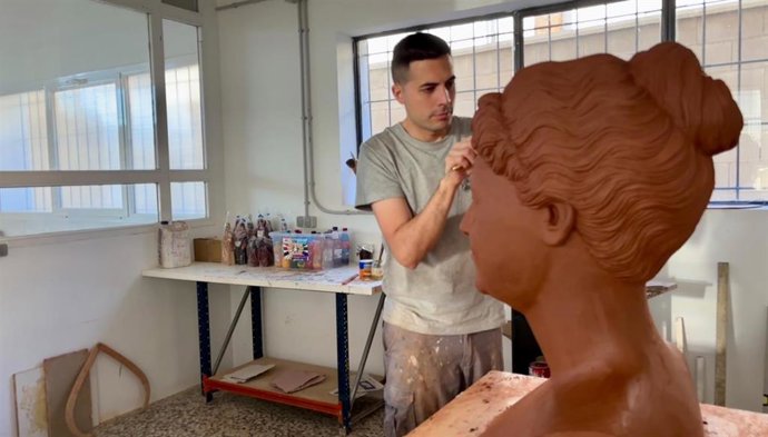 El artista bilbilitano José María Sánchez, en su taller.