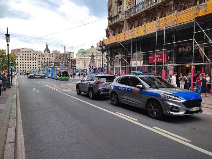 Coches de la Policía Municipal en la entrada al recinto festivo de la Aste Nagusia