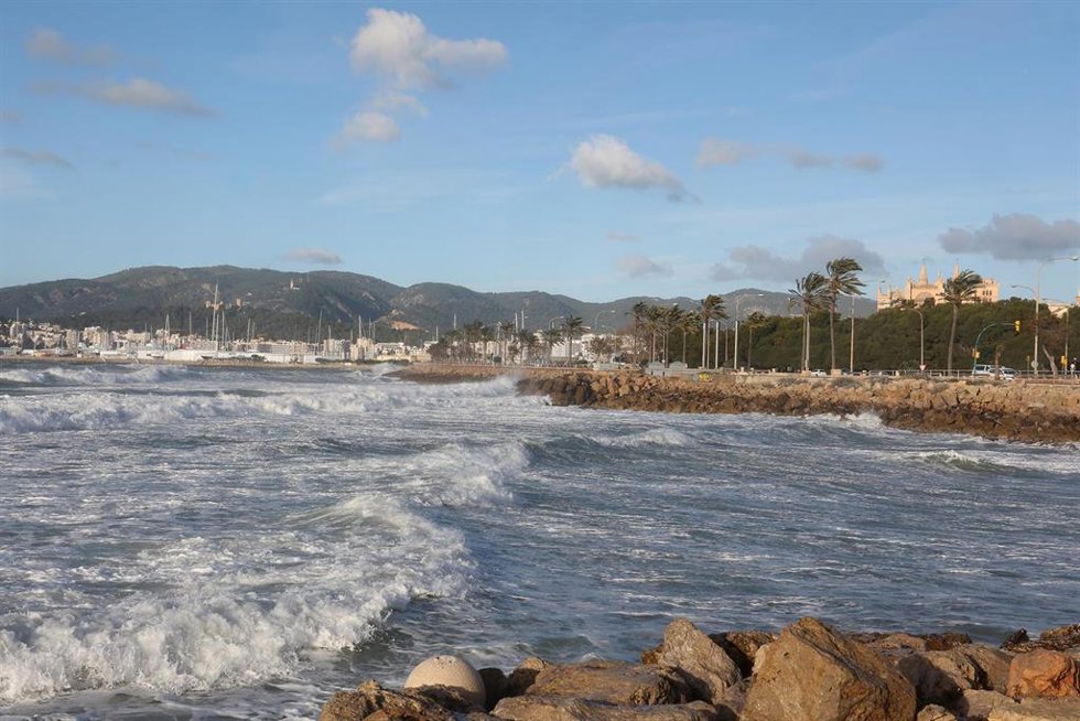 Archivo - Fuerte oleaje causado por el viento.