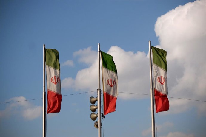 Archivo - Arquivo - 29 de janeiro de 2023, Teerã, Teerã, Irã: Bandeiras iranianas tremulam ao redor da Torre Azadi (Liberdade), na zona oeste de Teerã, Irã, em 29 de janeiro de 2023. Desde meados de setembro, o Irã vem sendo abalado por protestos antigove