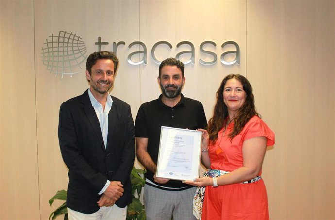 Archivo - En el centro de la imagen, Daniel Goñi (consejero delegado de Tracasa Global) sostiene el certificado junto a Emilio Rubio (responsable de Seguridad de la Información de Tracasa Global) y Laura Alcober (ejecutiva de Ventas de TÜV Rheinland).