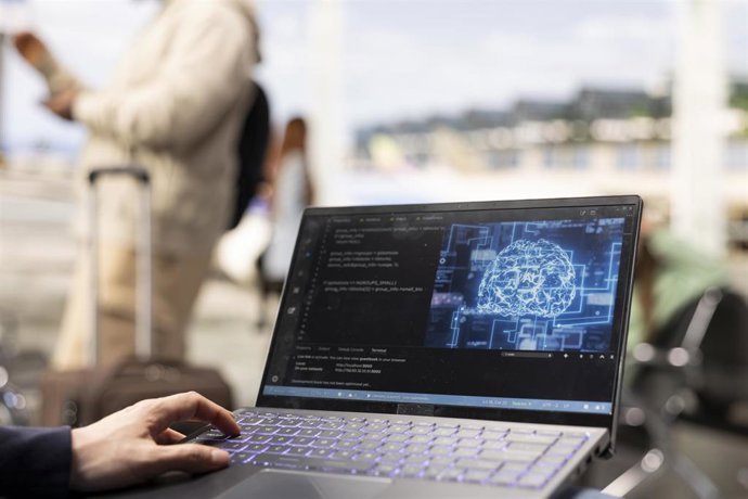 Archivo - Ordenador e Inteligencia Artificial