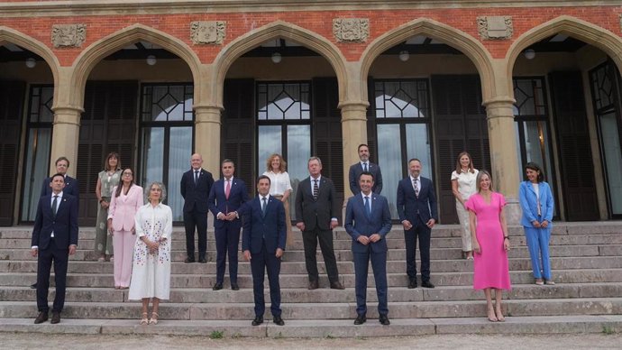 El Gobierno Vasco posa antes de la celebració de su primer Consejo de Gobierno tras la época estival