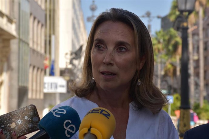 La vicesecretaria de Regeneración Institucional del PP, Cuca Gamarra, atiende a los medios de comunicación, tras una reunión con el presidente de Ceuta, Juan Jesús Vivas, en la sede del PP Ceuta, a 18 de agosto de 2026, en Ceuta (España). 