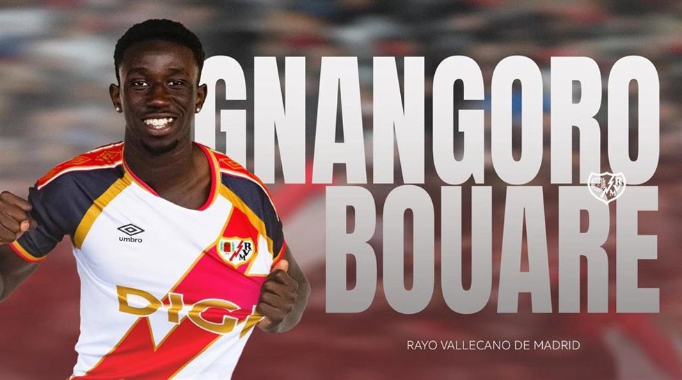 El centrocampista Gnagoro Boure en el anuncio de su fichaje por el Rayo Vallecano hasta 2031.