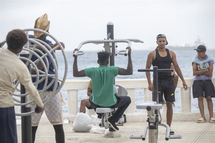 Varios migrantes en los alrededores a la playa El Trampolín (Ceuta).