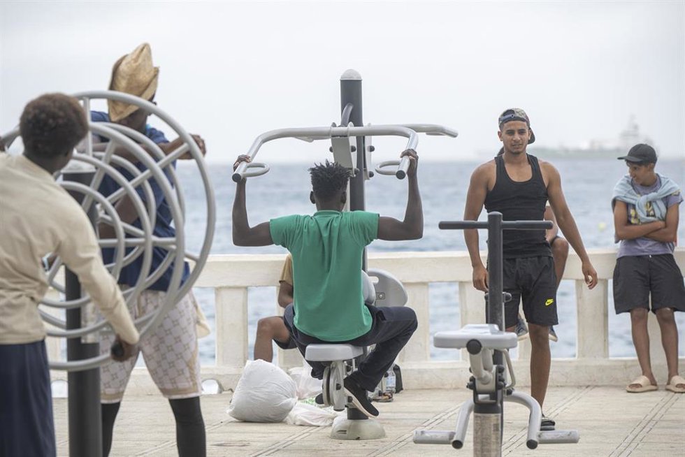 Varios migrantes en los alrededores a la playa El Trampolín (Ceuta).