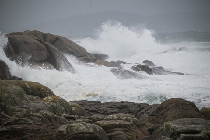 Archivo - Olas de gran altitud en la comarca de Salnés, a 27 de enero de 2025, en Salnés, Pontevedra, Galicia (España). 