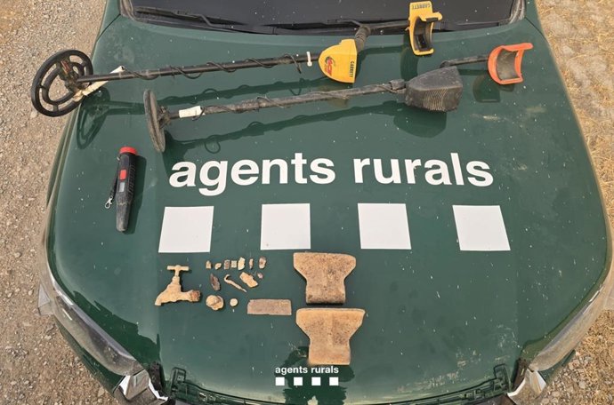 Detectores de metales y material arqueológico decomisado por los Agents Rurals cerca de un yacimiento en el Espacio de Interés Natural de la Serra de Bellmunt (Lleida)