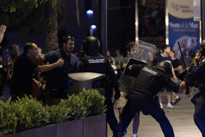 Archivo - Cargas policiales durante una manifestación contra la saturación turística, a 26 de julio de 2026, en Palma de Mallorca, Islas Baleares (España). 