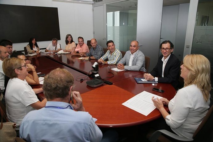 Archivo - Susinos en una reunión con representantes de las OPAs y las cooperativas agrarias